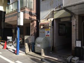 StudioOrqueの看板を南から見た写真