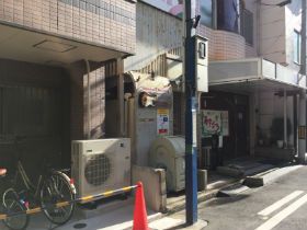 StudioOrqueの看板を北から見た写真